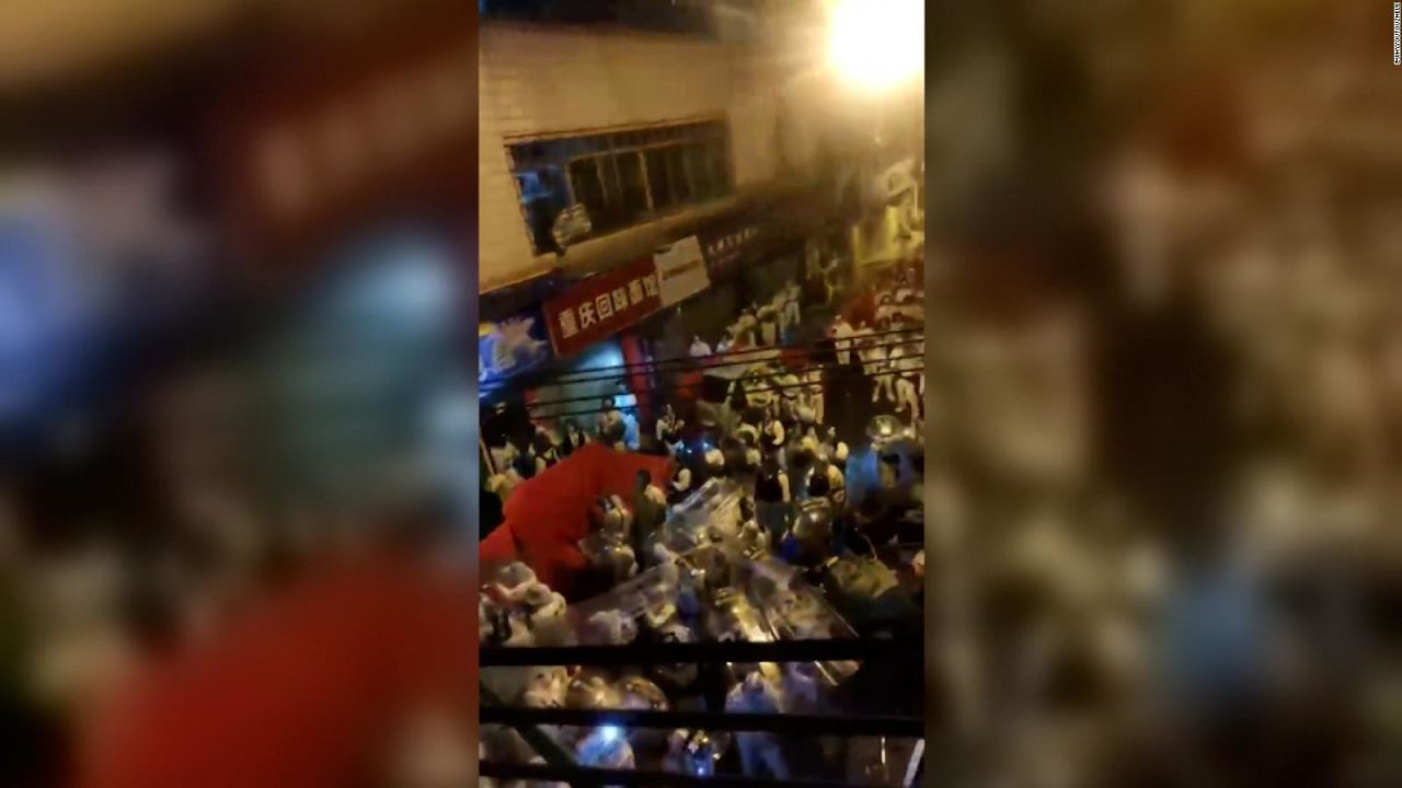 CNNE 1307026 - videos muestran enfrentamientos entre manifestantes y la policia en china