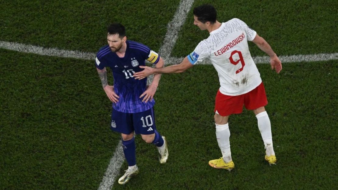 Lewandowski le extiende el brazo a Messi tras la falta en el partido del 30 de noviembre en Qatar.