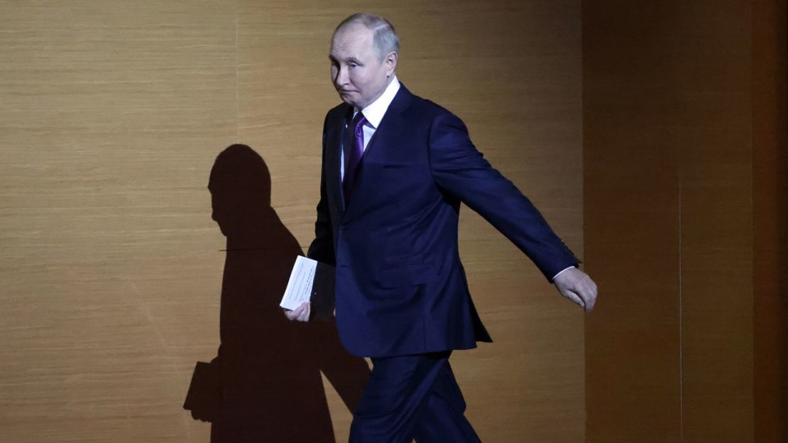 El presidente de Rusia, Vladimir Putin, entra en la sala durante la sesión plenaria del 10º Congreso de Jueces de toda Rusia en el Palacio Estatal del Kremlin el 29 de noviembre de 2022, en Moscú.