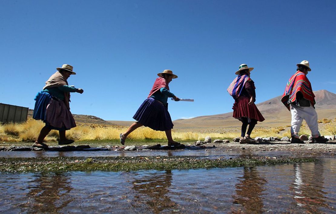 Indígenas aymaras caminan junto a los manantiales de Silala al suroeste de Bolivia, a 4 km de la frontera con Chile, el 29 de marzo de 2016.