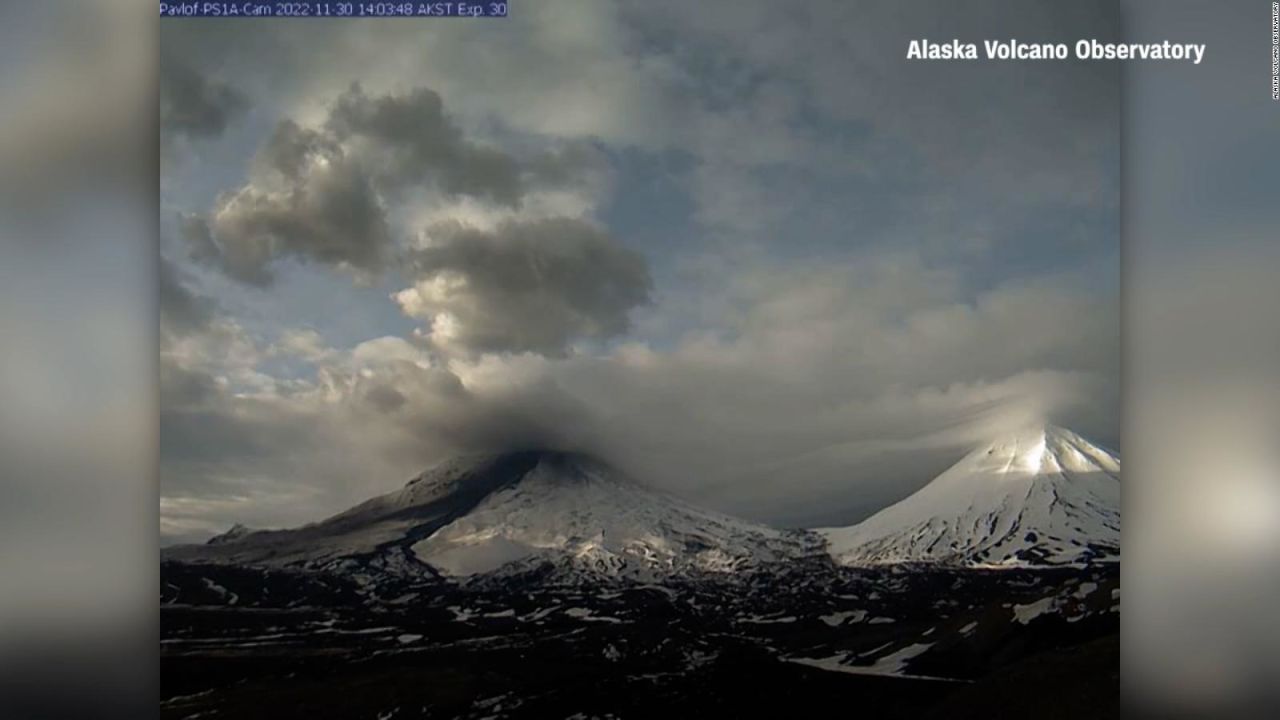 CNNE 1307452 - dos volcanes en erupcion simultaneamente en alaska