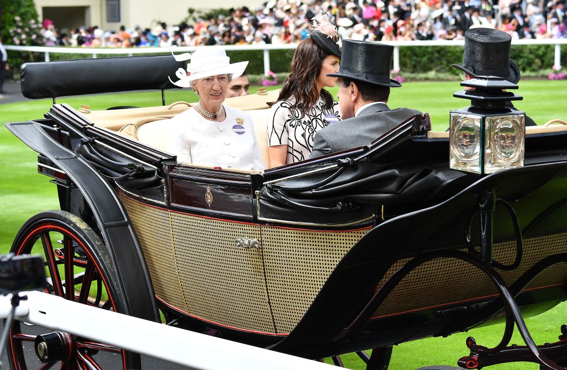 Lady Susan Hussey y otros miembros de la familia real llegan a la procesión real el 20 de junio de 2018 en Ascot, Inglaterra.