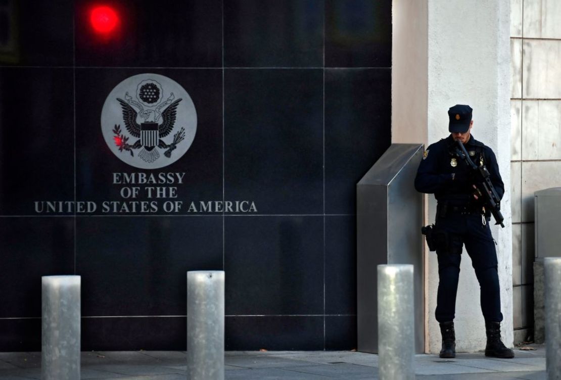 Un policía español hace guardia cerca de la embajada de Estados Unidos en Madrid, el 1 de diciembre de 2022, después de la identificación de la carta bomba.