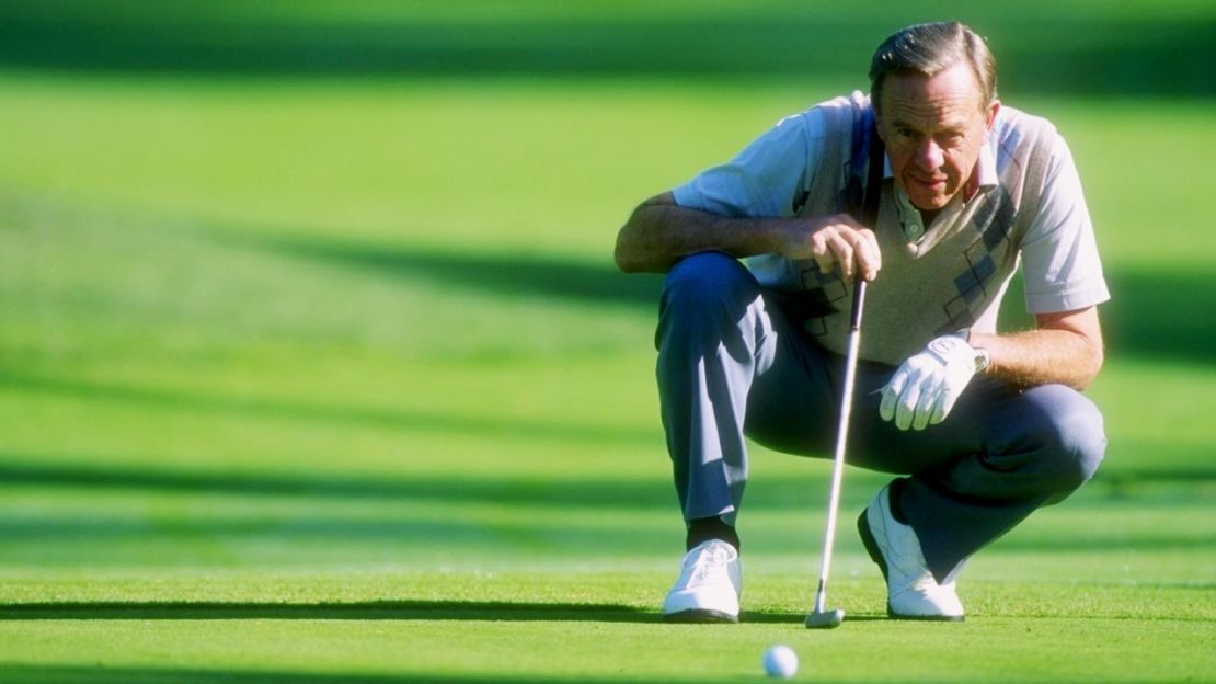 Alan Shephard alineando un tiro en diciembre de 1995. Crédito: J.D. Cuban/Getty Images North America/Getty Images