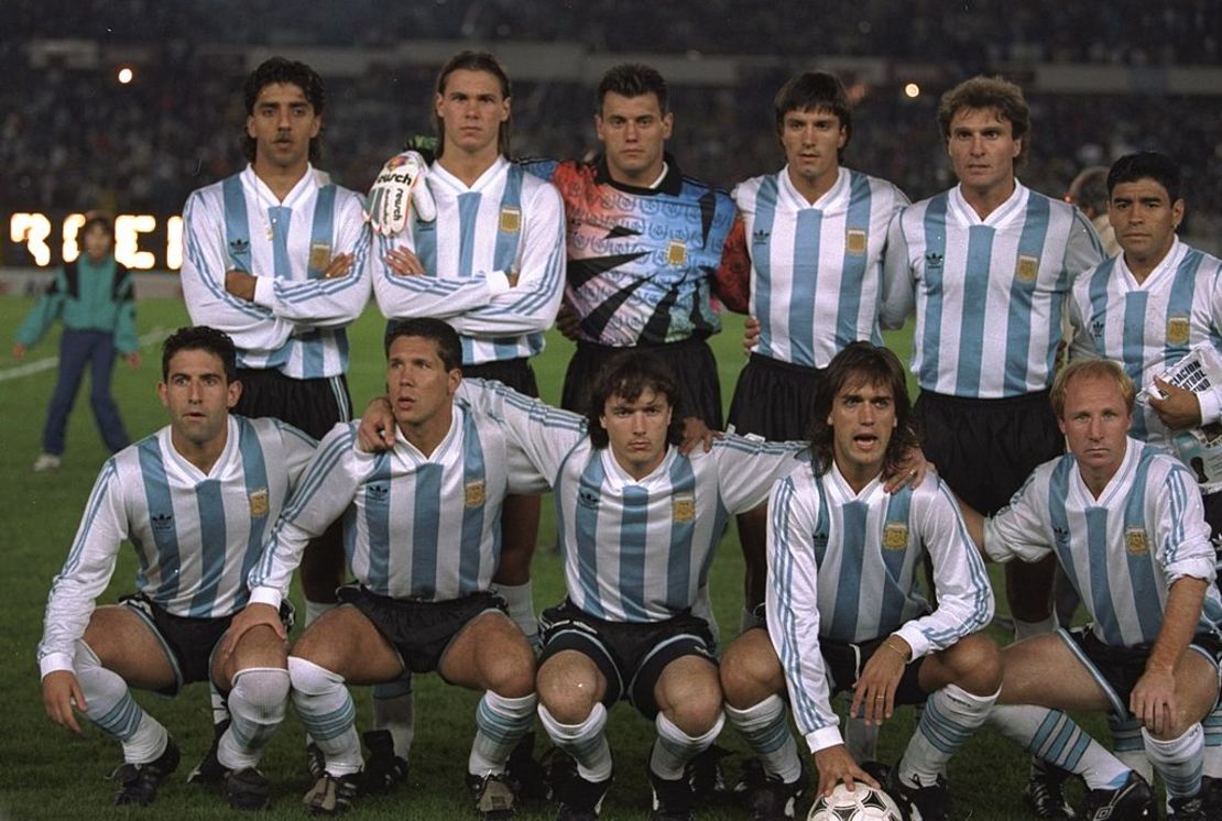 Una foto de grupo de la selección argentina tomada antes de su partido de clasificación para el Mundial contra Australia. Argentina ganó el partido por 1-0. Abajo, a la derecha, Carlos Mac Allistar, padre del integrante del actual plantel de Argentina Alexis Mac Allister.