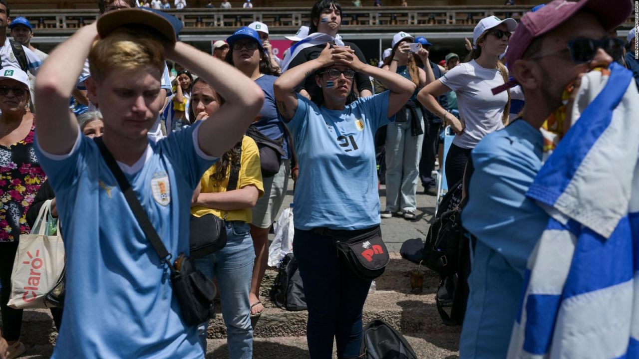 CNNE 1307826 - la tristeza de los hinchas en montevideo tras la eliminacion de uruguay