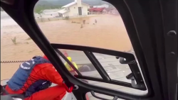 CNNE 1307834 - asi rescatan a las familias en brasil tras inundaciones