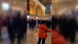 CNNE 1307897 - ninos ucranianos cantan villancicos en la estacion grand central