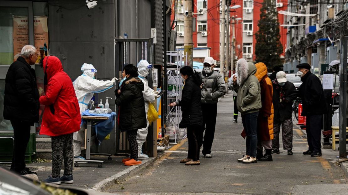 Residentes hacen cola para las pruebas de covid-19 en un complejo residencial en Hohhot, Mongolia Interior, China, el 1 de diciembre de 2022. Crédito: Noel Celis/AFP/Getty Images