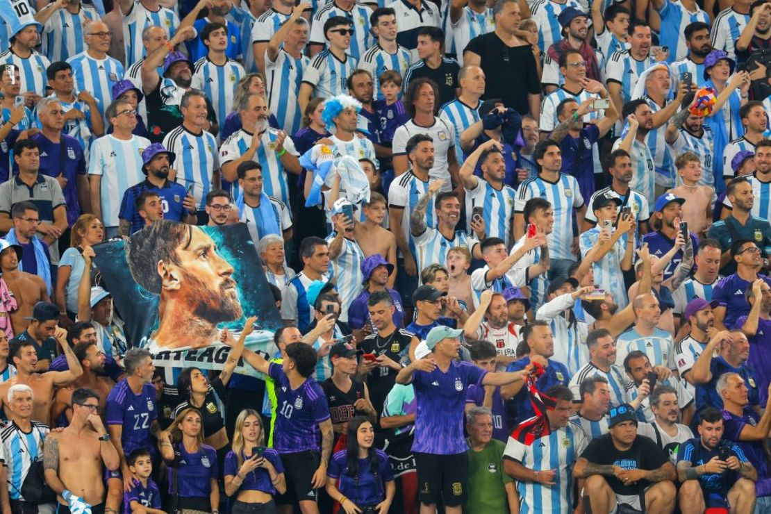 Hinchas de Argentina celebran la victoria ante Polonia. Crédito: ODD ANDERSEN/AFP via Getty Images