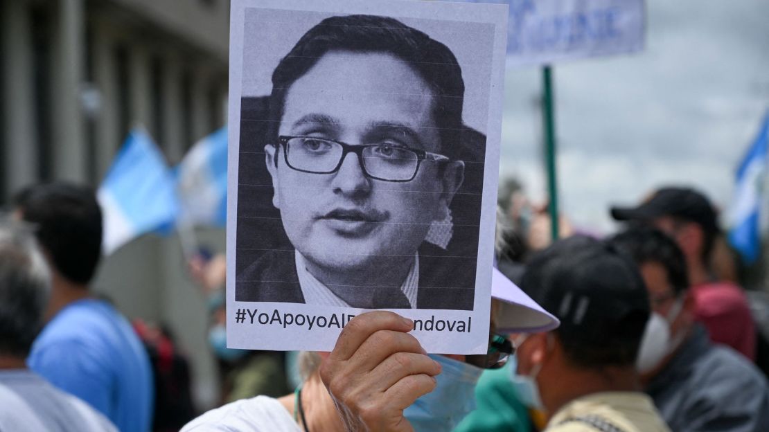 Un manifestante sostiene un retrato del destituido Fiscal Especial contra la Impunidad de Guatemala, Juan Francisco Sandoval, durante una protesta para exigir la renuncia del presidente de Guatemala Alejandro Giammattei y la fiscal general de Guatemala, María Consuelo Porras, frente a la sede del Ministerio Público en Ciudad de Guatemala el 24 de julio de 2021. Crédito: JOHAN ORDONEZ/AFP vía Getty Images