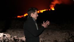 CNNE 1308334 - reportero de cnn muestra el flujo de lava del mauna loa