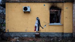 CNNE 1308376 - capturan a presuntos ladrones del mural de banksy en kyiv