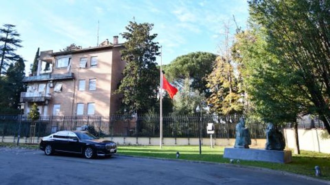 Una bandera nacional china ondea a media asta para llorar la muerte del exlíder Jiang Zemin en la Embajada de China en Italia el 30 de noviembre de 2022. La ONG determina que Italia ha albergado 11 estaciones de policía chinas, incluso en Venecia y en Prato, cerca de Florencia.