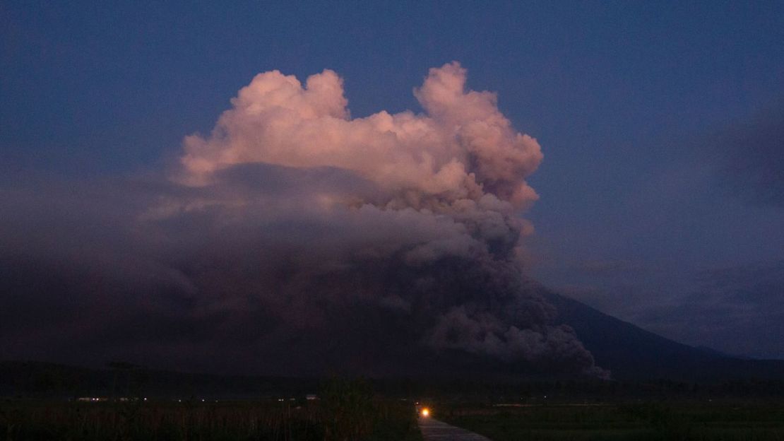 El Monte Semeru arroja humo y ceniza en Lumajang el 4 de diciembre de 2022.