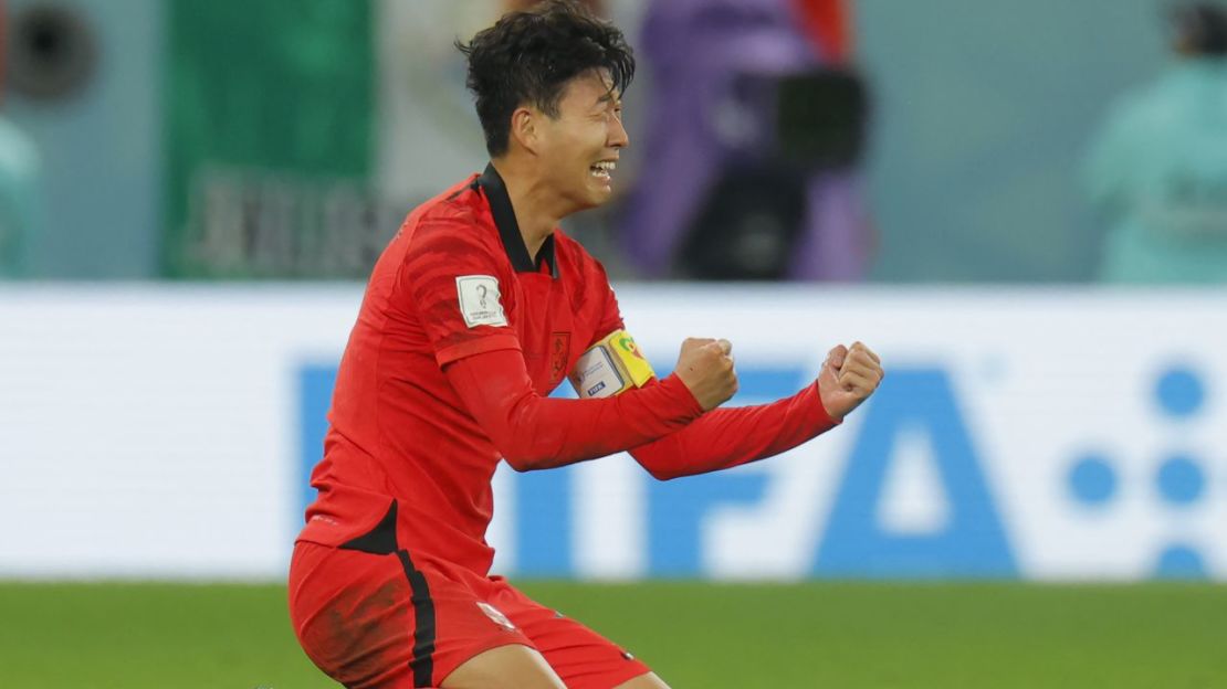 Son Heung-min celebra la victoria de Corea del Sur contra Portugal.