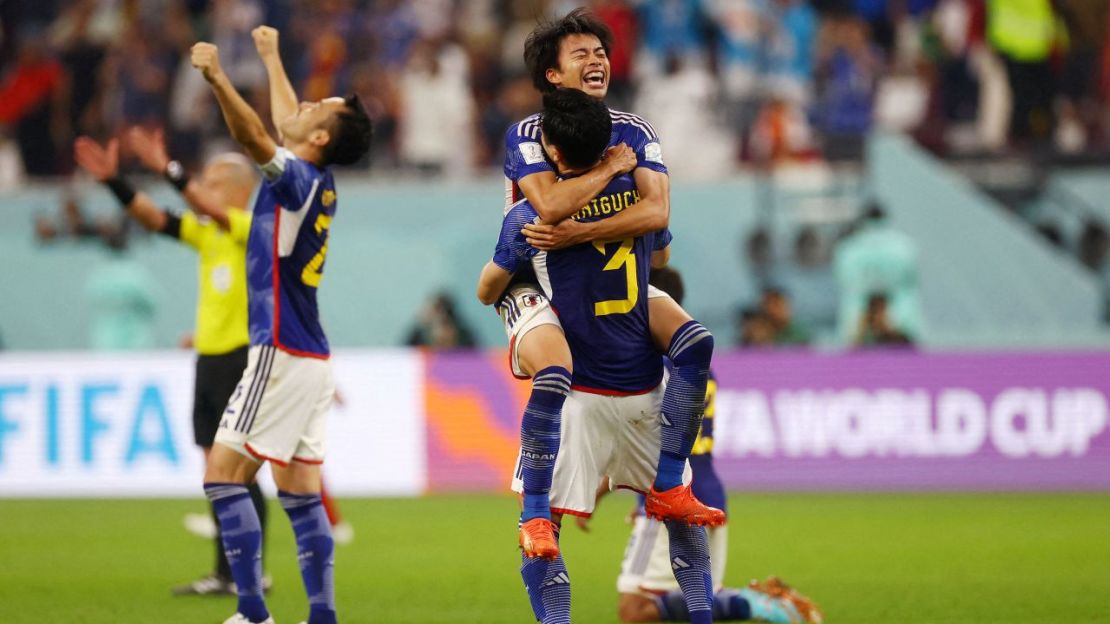 Los jugadores de Japón celebran su pase a los octavos de final tras vencer a España.