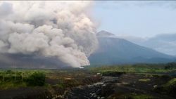 CNNE 1308776 - alerta por erupcion del monte semeru en indonesia