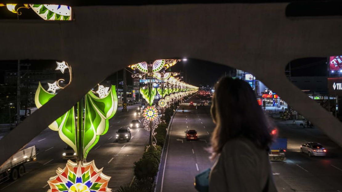 Sede del Festival de las Linternas Gigantes, la ciudad es un paraíso visual en Navidad, como esta pasarela que se asoma a las decoraciones festivas e iluminadas. Crédito: Vejay Villafranca/Bloomberg/Getty Images