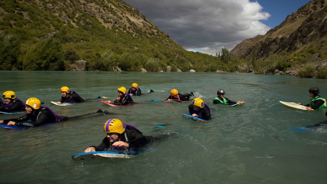 Aquí empieza el verano y la gente celebra la Navidad con actividades al aire libre, como surf en el río. Crédito: Lisa Wiltse/Corbis Sport/Getty Images