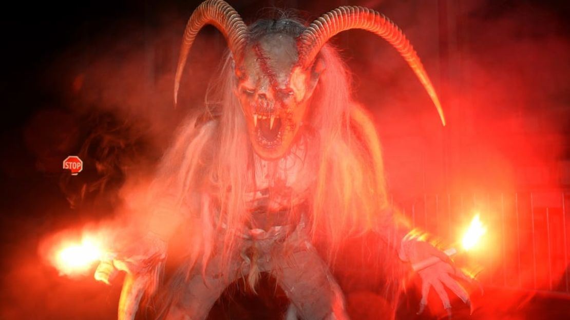 ¡Suelten al Krampus! Un hombre vestido de Krampus, el compañero de Santa Claus y una de las tradiciones de Adviento más singulares de Austria, se abre paso durante una procesión tradicional. Crédito: Kerstin Joensson/AP