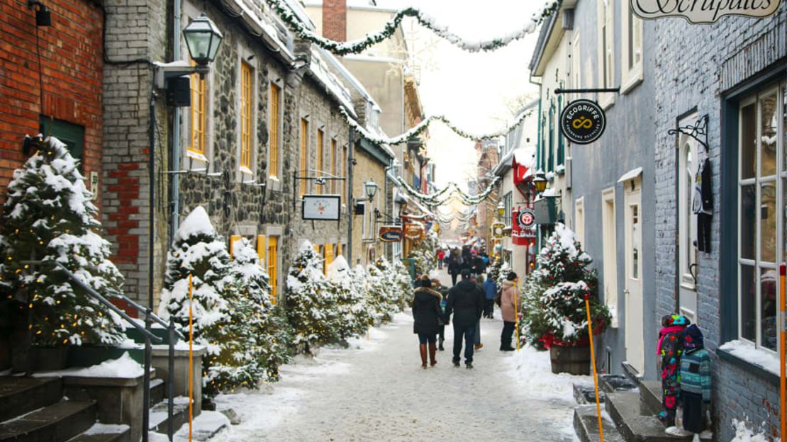 Las elegantes calles del histórico barrio de Petit Champlain, en Quebec, son un sublime paseo invernal. Crédito: pololia/Adobe Stock