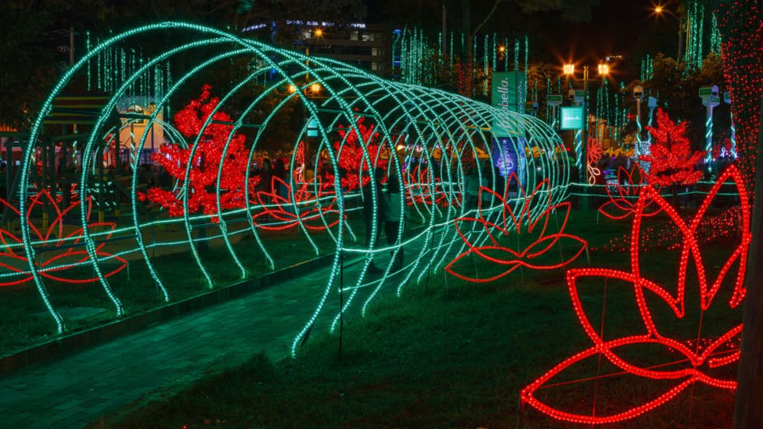 La capital es famosa por sus luces, incluida esta instalación en forma de túnel en el parque de Usaquén. Crédito: Devasahayam Chandra Dhas/iStock Unreleased/Getty Images