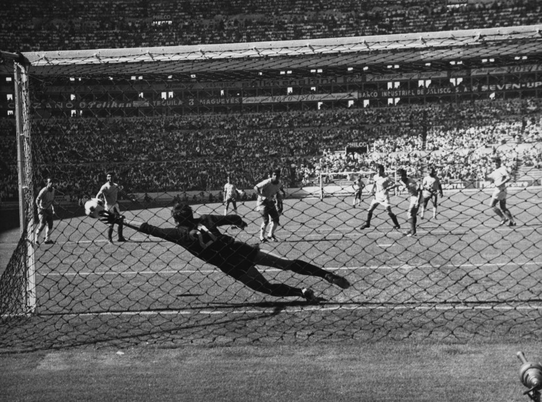 Fotografía del partido de fase de grupos entre Rumania y Brasil en el Mundial de México 1970.