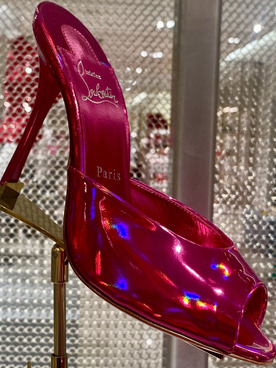 (CNN Español) -- ¡Zapatos transparentes —hechos de plástico o “lucite”— son la última moda! ¡Una tendencia de locura! Y en las tiendas —o en línea— encontrarás desde los más económicos hasta los carísimos de famosas marcas, y desde los más clásicos hasta los más extravagantes. Infinidad de alternativas si te unes a la moda que ya llevan Sarah-Jessica Parker, Kendall Jenner, Kim Kardashian, Blake Lively, Beyoncé, Gigi Hadid y la súper “stylish” Amal Clooney. Como todo en la moda, son un “revival” de una tendencia de los años 50 que resurgió en los 70 —¡y recuerdo que me fascinaba ver a mi “stylish” Tia Fela con sus sexy tacones transparentes con toques de satén negro!—. ¡Que fabulosos se le veían cuando cruzaba las piernas muy sofisticadamente!