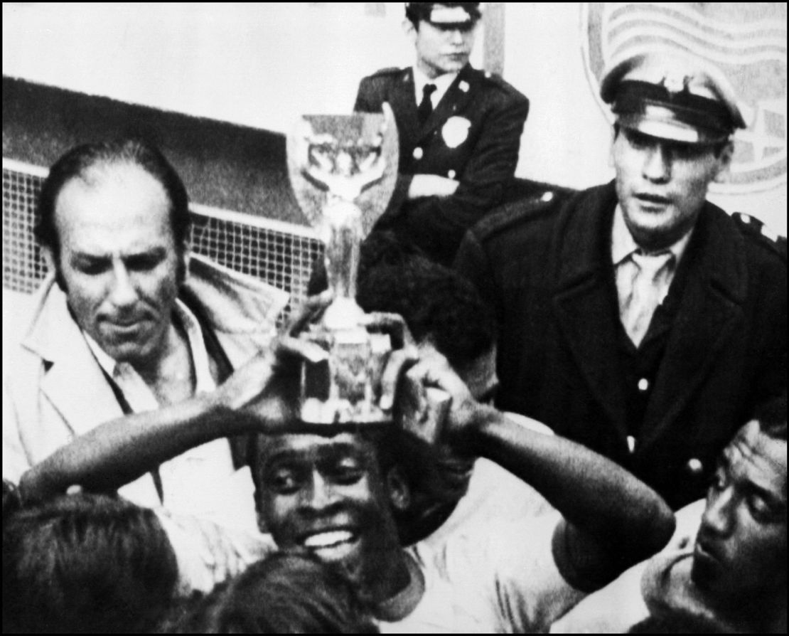 Pelé levanta la Copa Jules Rimet, el trofeo que se entregó a las selecciones campeonas del mundo hasta el Mundial de México 1970.