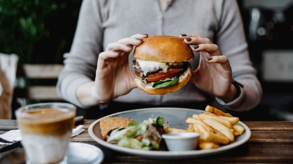 Los alimentos ultraprocesados, como las hamburguesas y las papas fritas, podrían aumentar el riesgo de deterioro cognitivo si suponen más del 20% de la ingesta diaria de calorías, según un nuevo estudio.