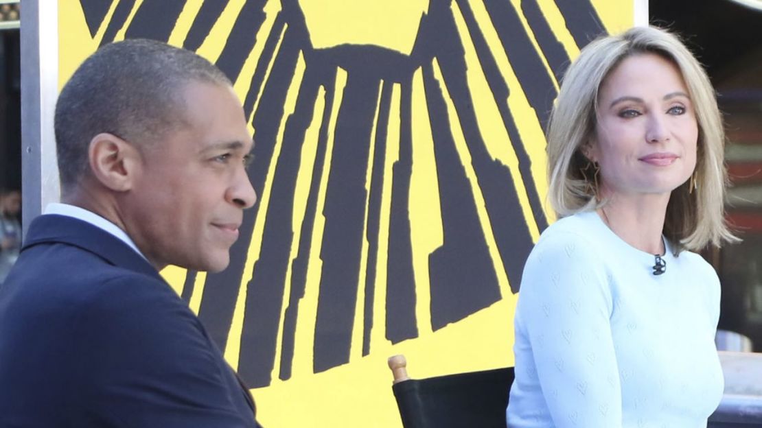 T.J. Holmes y Amy Robach en el set de "Good Morning America" en Nueva York el 11 de mayo de 2021.