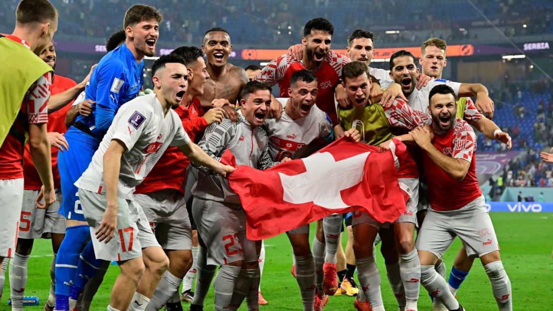 Suiza celebra su victoria ante Serbia por 3-2 y su clasificación a los octavos de final.