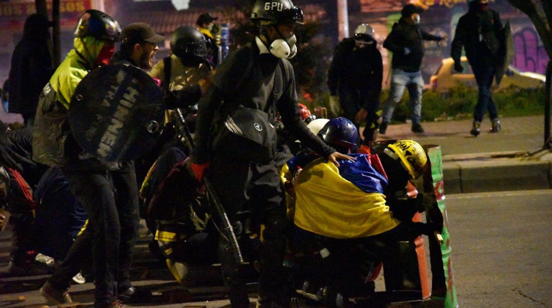 del colectivo suelto de manifestantes llamado primera línea chocan con la policía antidisturbios durante las protestas antigubernamentales el 20 de julio de 2021 en Bogotá, Colombia.