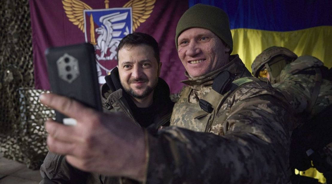 Un soldado ucraniano se toma un selfie con el presidente Volodymyr Zelensky, a la izquierda, durante su visita a Slavyansk, en la región ucraniana de Donbás, el 6 de diciembre.