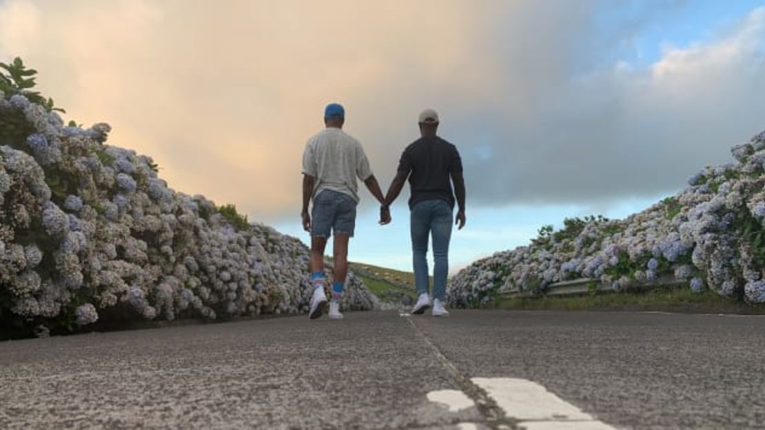 A Daron y James les encanta viajar juntos, aquí están de vacaciones en las Azores.