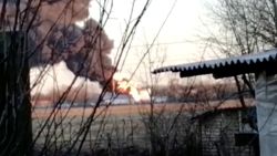 Imágenes difundidas por los medios de comunicación rusos muestran las consecuencias de un supuesto ataque con drones el martes en un aeródromo de Kursk, Rusia.