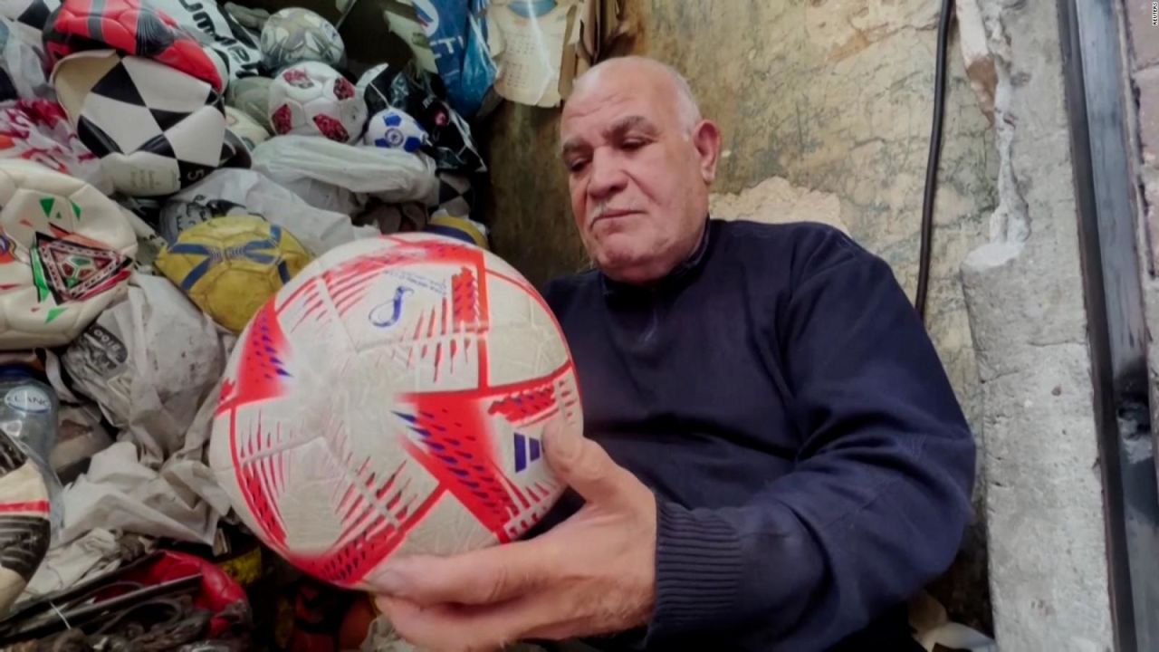 CNNE 1309646 - conoce al reparador de balones de futbol