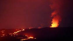 CNNE 1309882 - los rios de lava del mauna loa atraen a visitantes