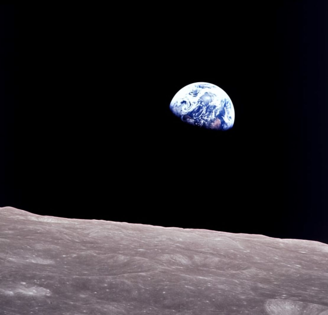 La famosa foto "Earthrise" o Salida de la Tierra fue tomada durante la misión Apolo 8. Crédito: NASA