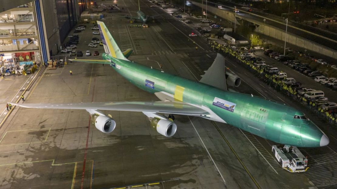 El último Boeing 747 salió de la fábrica de fuselaje ancho de la compañía en Everett, Washington, el martes por la noche. Está previsto que se entregue a Atlas Air para su uso como carguero a principios del próximo año. Crédito: Paul Weatherman/Boeing