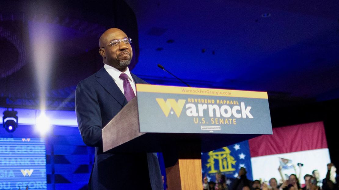 El senador Raphael Warnock habla durante una fiesta de la noche electoral después de una victoria proyectada en la segunda vuelta de las elecciones intermedias entre Warnock y su contrincante republicano, Herschel Walker, en Atlanta el 6 de diciembre de 2022. Crédito: Carlos Barria/Reuters