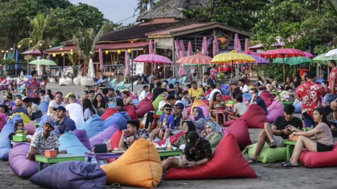 Los turistas han vuelto en masa a Bali gracias a la disminución de la pandemia de covid. Crédito: Johannes P. Christo/Anadolu Agency/Getty Images