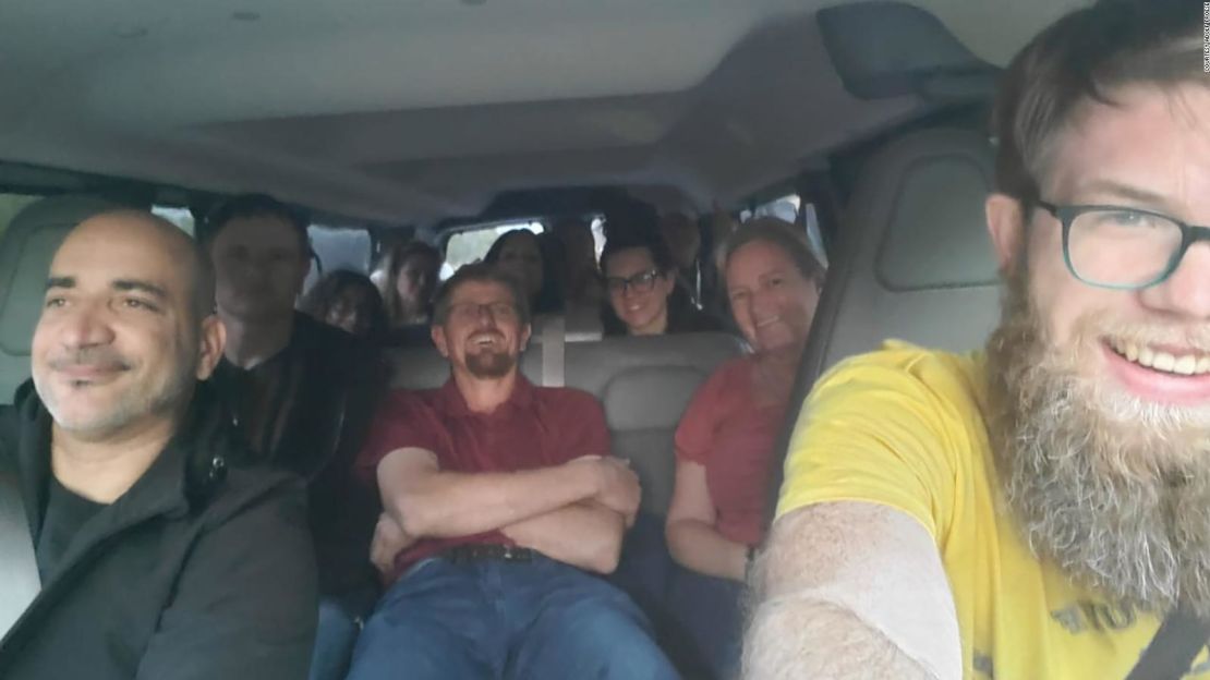 Los 13 desconocidos se unieron para conducir una minivan de Orlando, Florida a Knoxville, Tennessee, cuando se canceló su vuelo. Se tomaron una selfie desde el interior de la minivan.