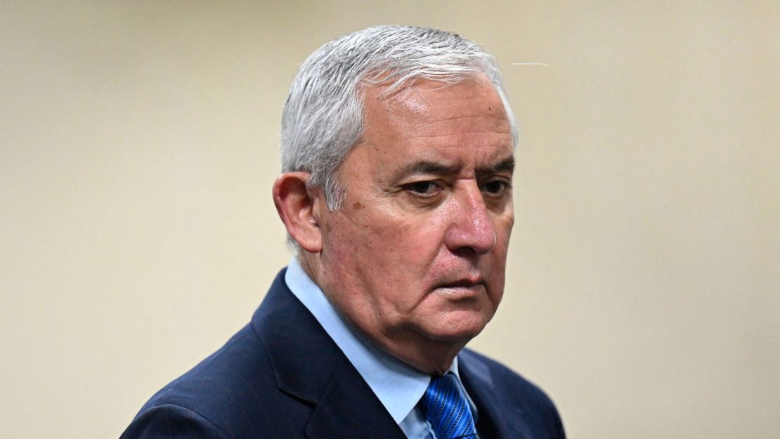 El expresidente de Guatemala Otto Pérez Molina gesticula antes de escuchar su sentencia durante una audiencia en el tribunal de la ciudad de Guatemala el 7 de diciembre de 2022.