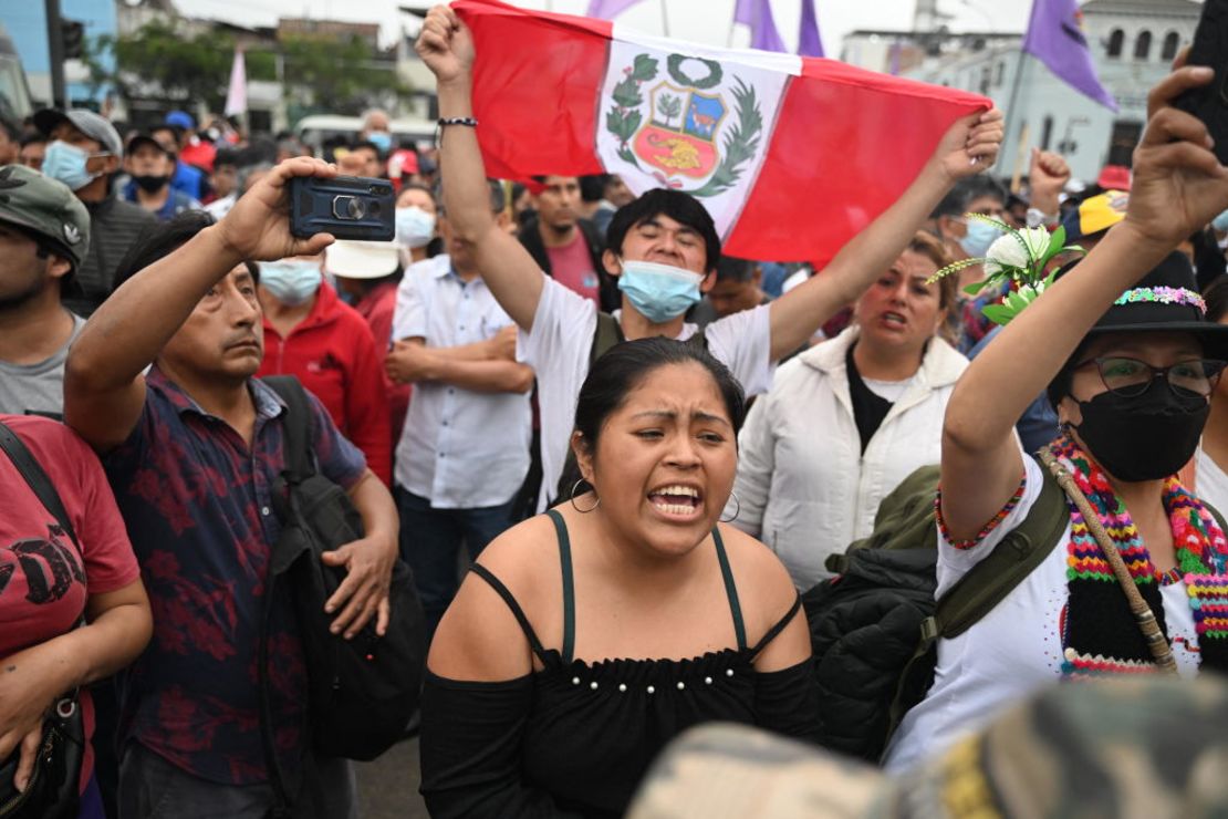 Partidarios del expresidente peruano Pedro Castillo chocan con la policía para llegar a la Prefectura de Lima, donde Castillo está detenido, en Lima, el 7 de diciembre de 2022.