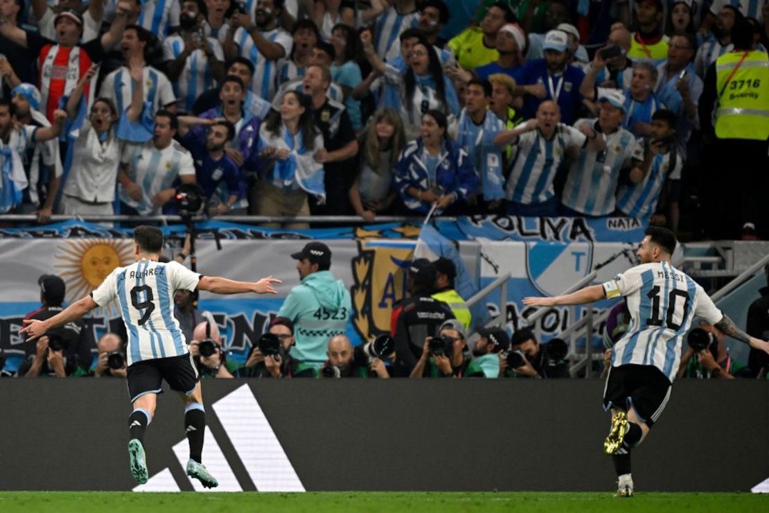 El delantero argentino #09 Julian Alvarez (L) celebra con su delantero argentino #10 Lionel Messi después de marcar el segundo gol de su equipo durante el partido de fútbol de octavos de final de la Copa Mundial Qatar 2022 entre Argentina y Australia en el Estadio Ahmad Bin Ali en Al-Rayyan , al oeste de Doha el 3 de diciembre de 2022.