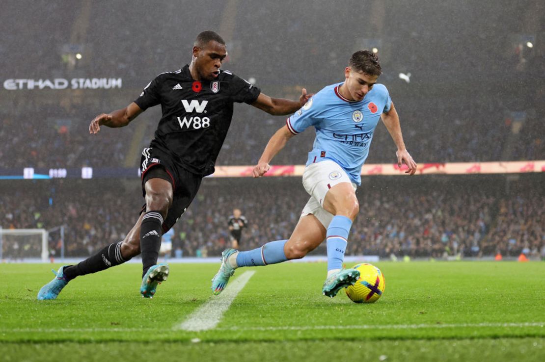 Julian Alvarez de Manchester City vence a Issa Diop de Fulham durante el partido de la Premier League entre Manchester City y Fulham FC en el Etihad Stadium el 05 de noviembre de 2022 en Manchester, Inglaterra.