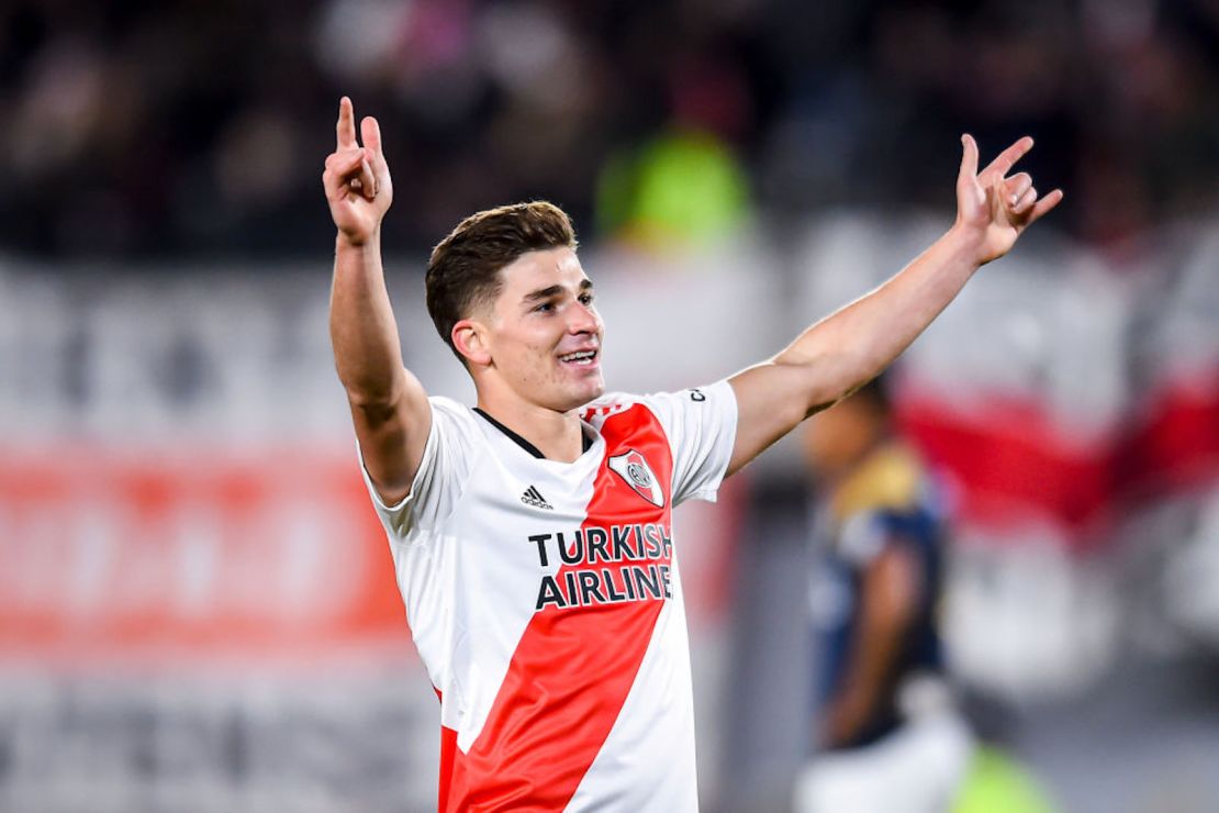 Julián Álvarez de River Plate celebra después de marcar el sexto gol de su equipo durante el partido de la Copa CONMEBOL Libertadores 2022 entre River Plate y Alianza Lima en el Estadio Monumental Antonio Vespucio Liberti el 25 de mayo de 2022 en Buenos Aires, Argentina.