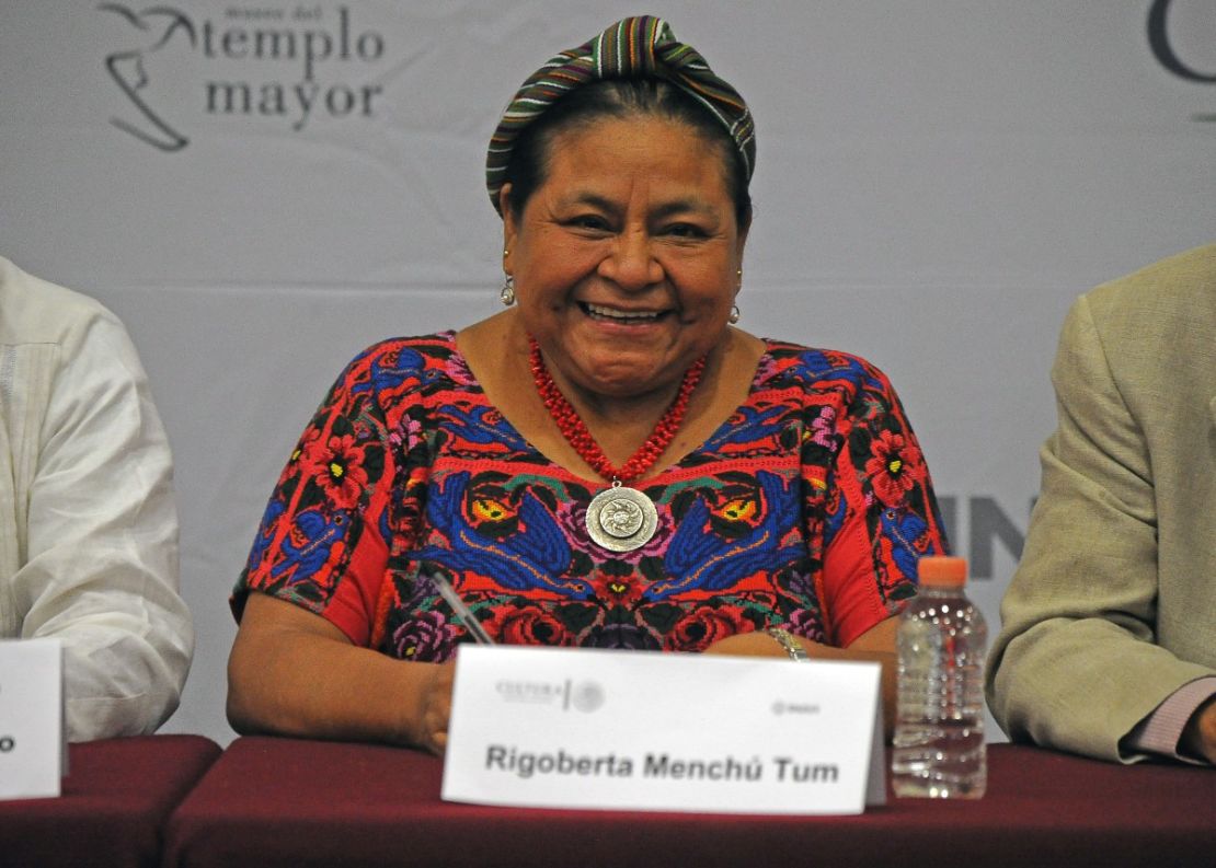 La guatemalteca Premio Nobel de la Paz 1992 Rigoberta Menchu ​​Tum, asiste a una conferencia de prensa con motivo del Día Internacional de los Pueblos Indígenas del Mundo y 25 años desde que recibió el Premio Nobel de la Paz en la Ciudad de México, el 09 de agosto de 2017.